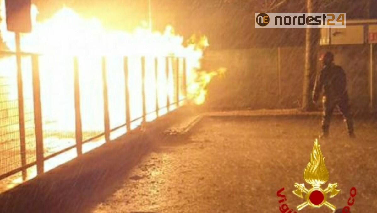 Maltempo, esplosione ed incendio di una cabina gas metano a Pasian di Prato - 