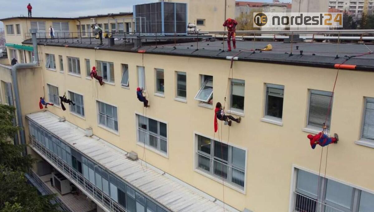 Supereroi si calano dal tetto del Burlo: la speciale visita ai piccoli pazienti - 