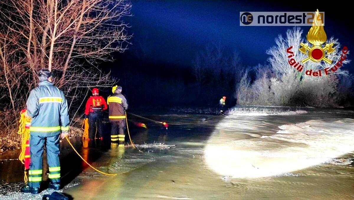 Attraversa il guado di Vivaro in piena e resta bloccato con il furgone - 