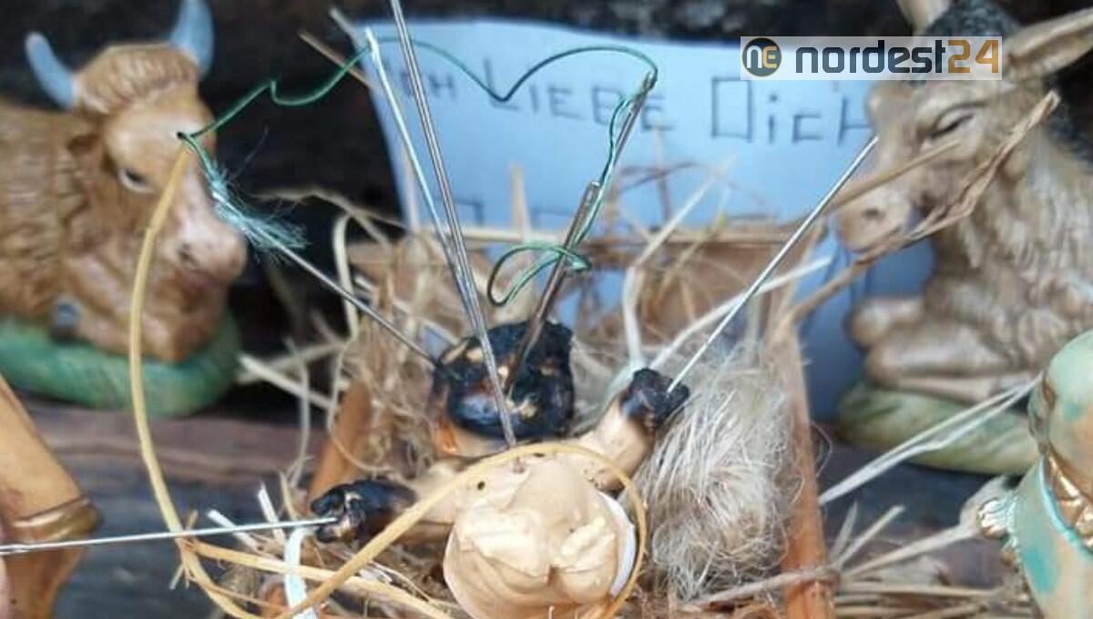 Vandali bruciano e infilzano con aghi il bambin Gesù nel presepio - 