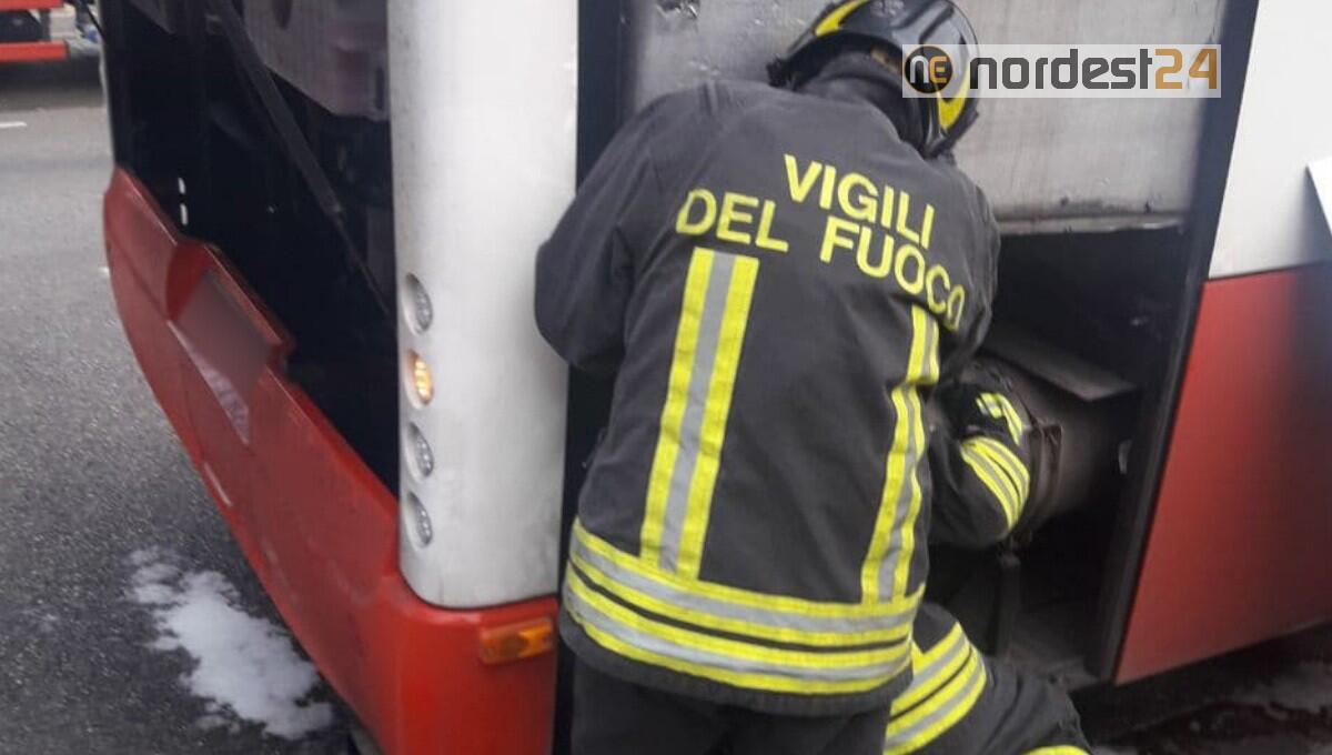 Principio d'incendio al motore di un pullman: nessun ferito - 