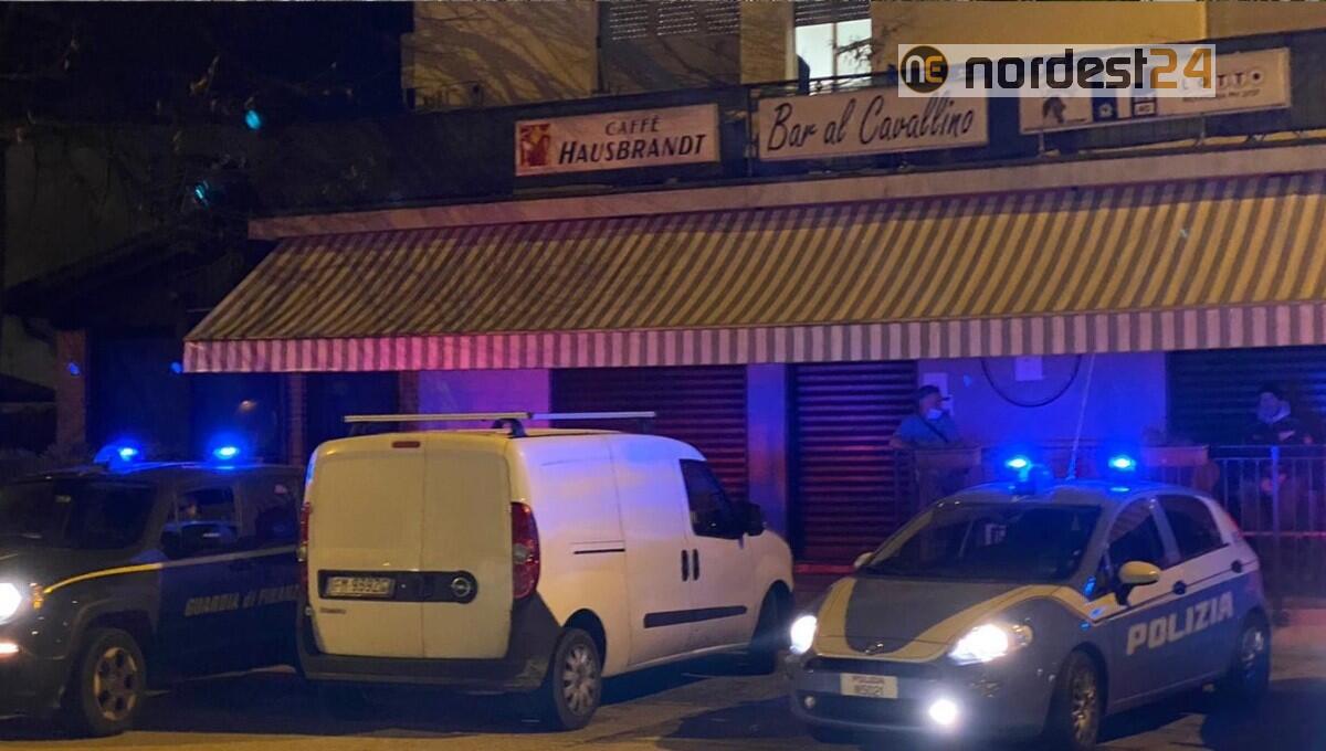 Clienti in piedi al bancone di cui uno ubriaco: chiuso Bar Cavallino a Pordenone - 