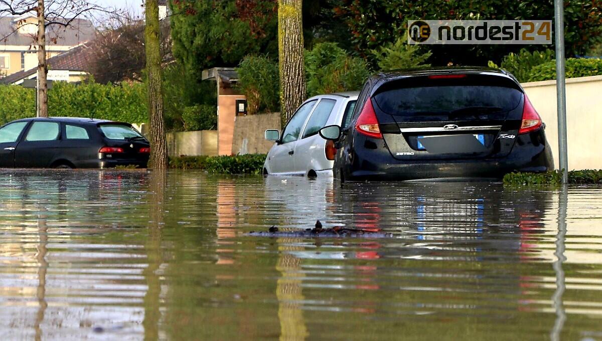Roggia Caveggiara esondata: proseguono i soccorsi dei vigili del fuoco - 