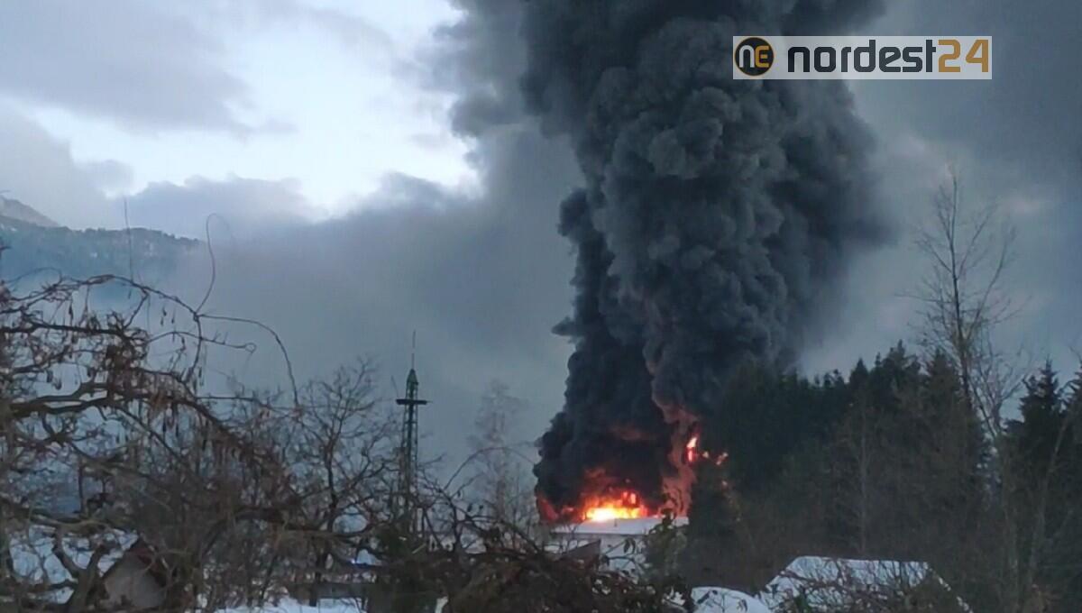 Ovaro. Vasto incendio alla latteria caseificio di Luincis: intervento in corso - 