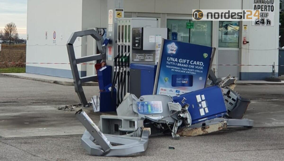 San Michele al Tagliamento. Assalto con la ruspa al distributore Q8: via il denaro - 
