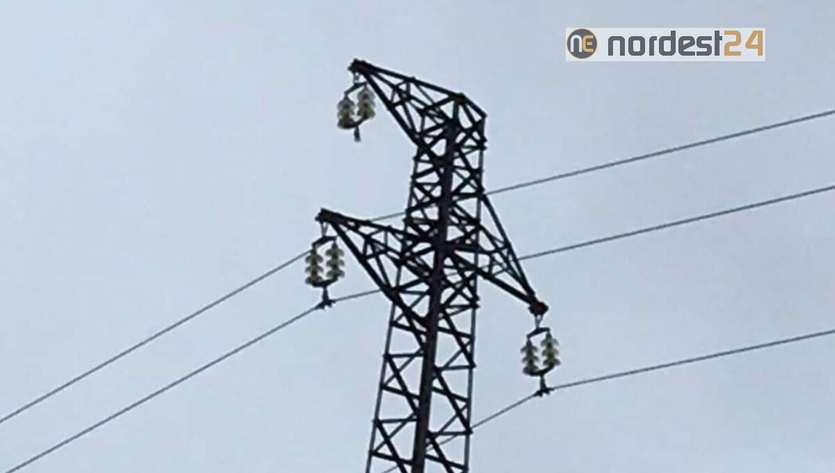 Maltempo, a Lignano si stacca un cavo dell'alta tensione dal traliccio - 