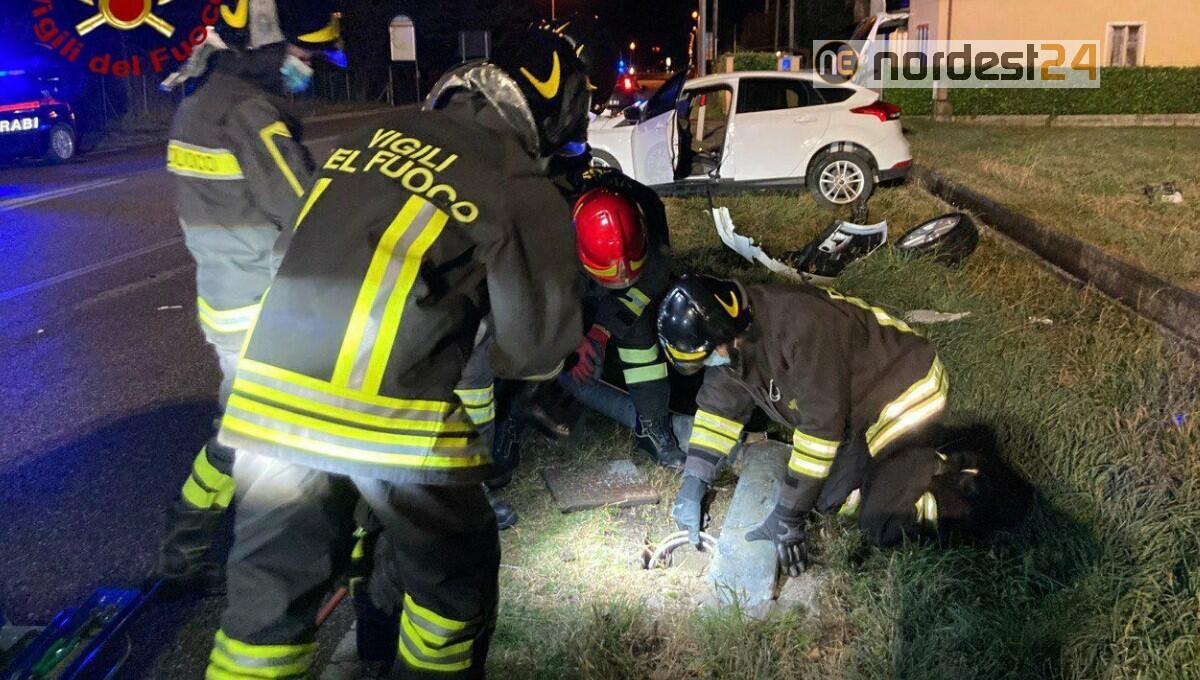 Incidente a Roveredo in Piano: perde il controllo dell'auto e abbatte un palo - 