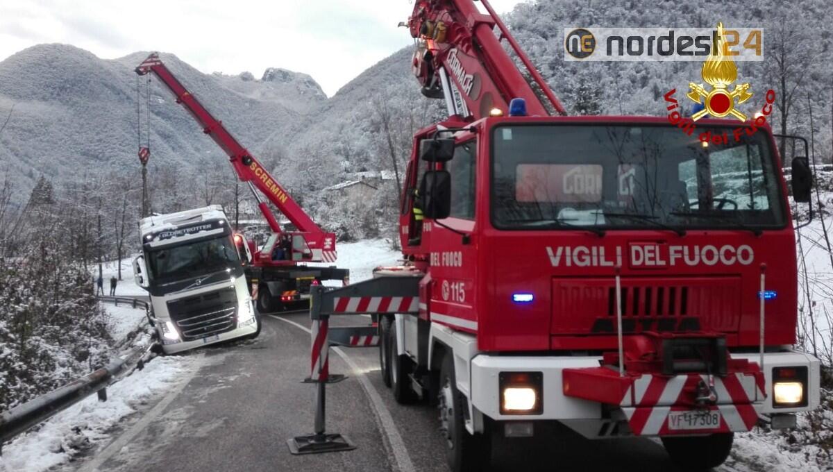 Fondo scivoloso, camion finisce in bilico a bordo strada: soccorso dai pompieri - 