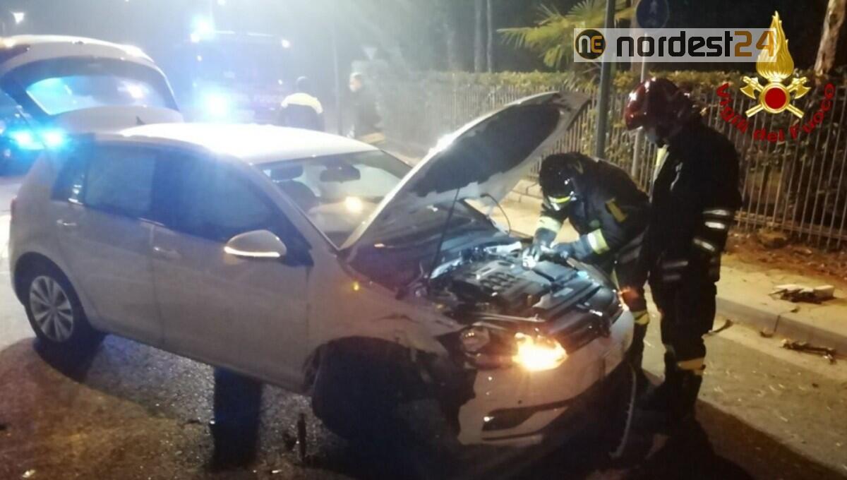 Incidente a Lignano: perde controllo dell'auto e finisce contro una recinzione - 