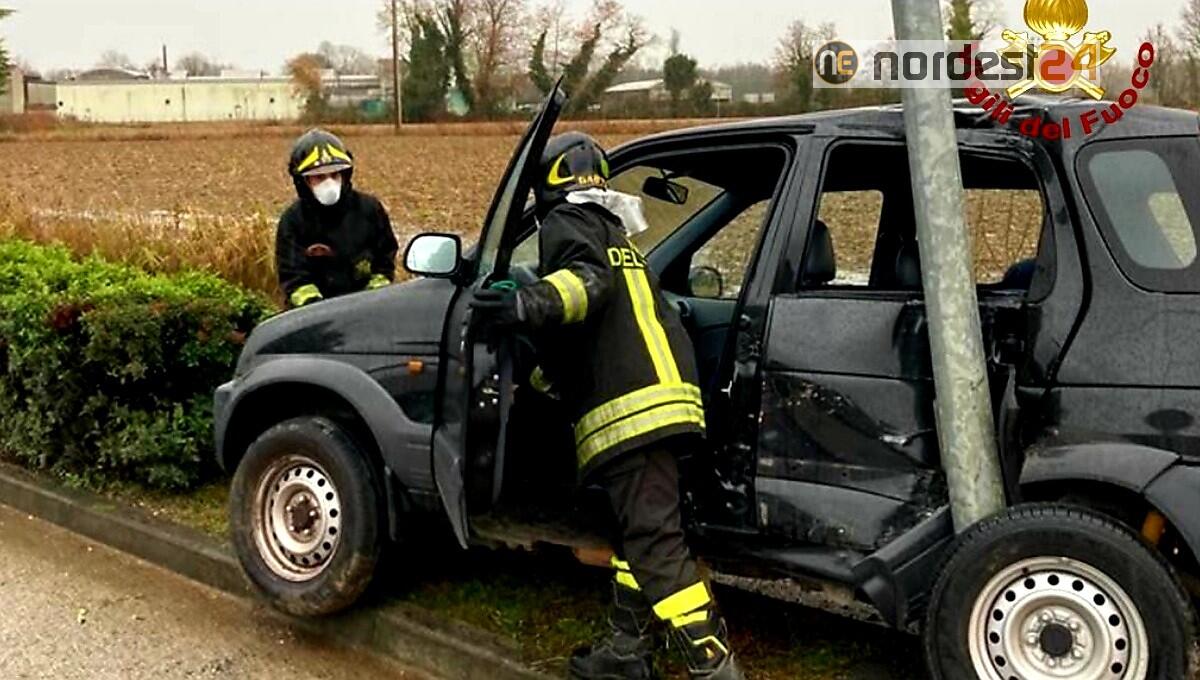 Incidente a Rivignano: auto finisce contro un palo dell'illuminazione - 