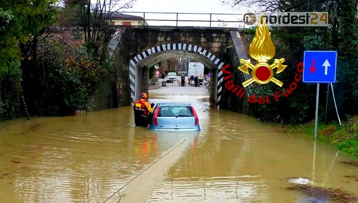 Maltempo nel Pordenonese: auto sommersa nel sottopasso e numerosi salvataggi - 