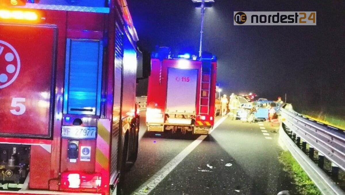 Incidente tra 3 auto in A28: una si ribalta in mezzo alla carreggiata - 
