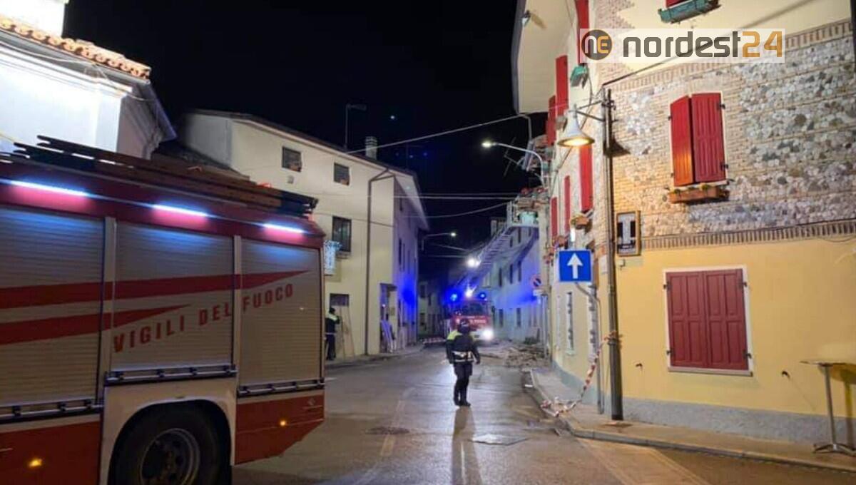 Crolla uno stabile a Ronchis: nessuna persona ferita, operazioni in corso - 