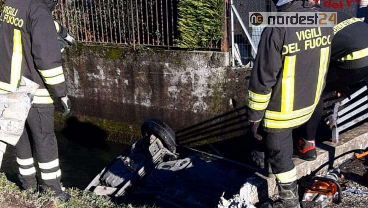 Finisce rovesciata con l'auto in un canale con oltre mezzo metro d'acqua: ferita - 