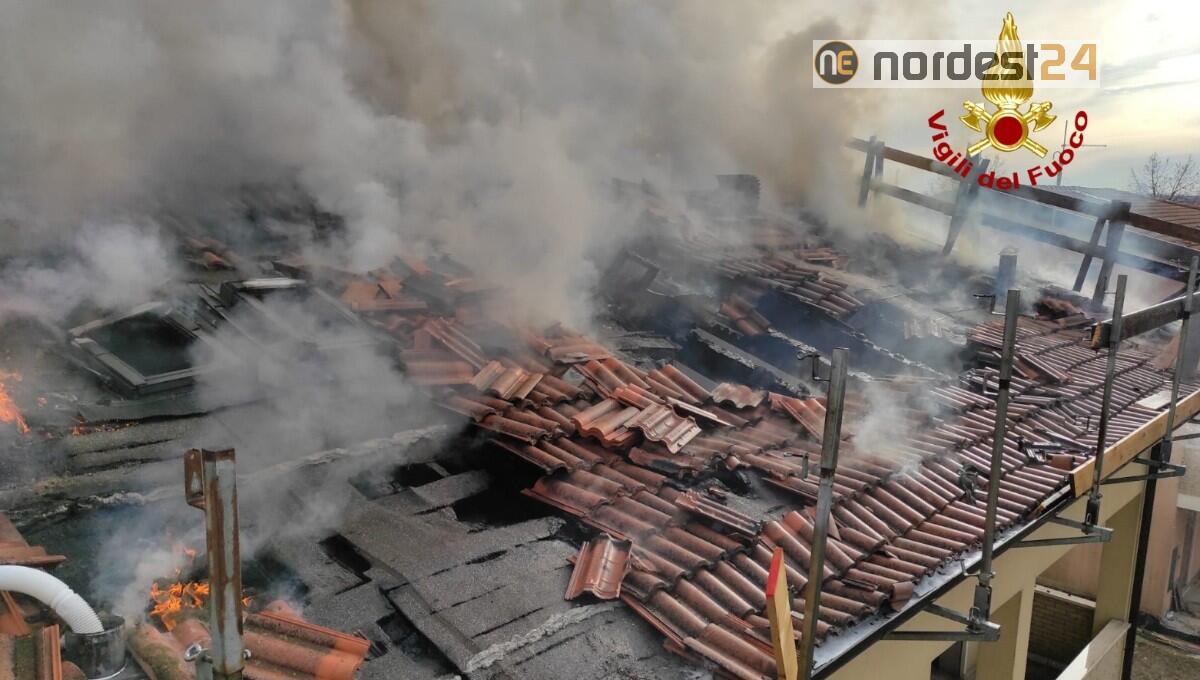Brucia il tetto di una palazzina di 8 appartamenti: nessun ferito - 