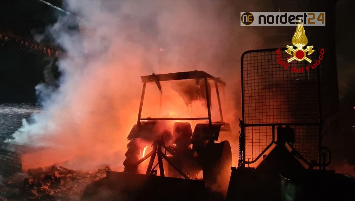 Incendio in un deposito agricolo: distrutti diversi mezzi tra cui trattori - 