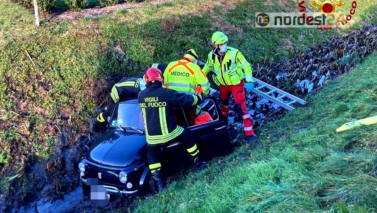 Incidente a Fontanafredda: tamponamento tra due auto, una finisce nel fossato - 