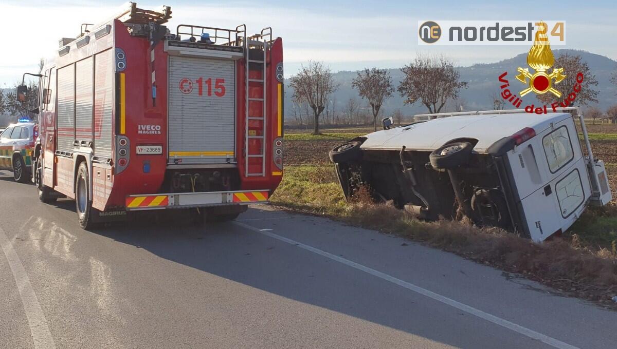 Furgone finisce in un fossato a bordo strada: ferito il passeggero - 