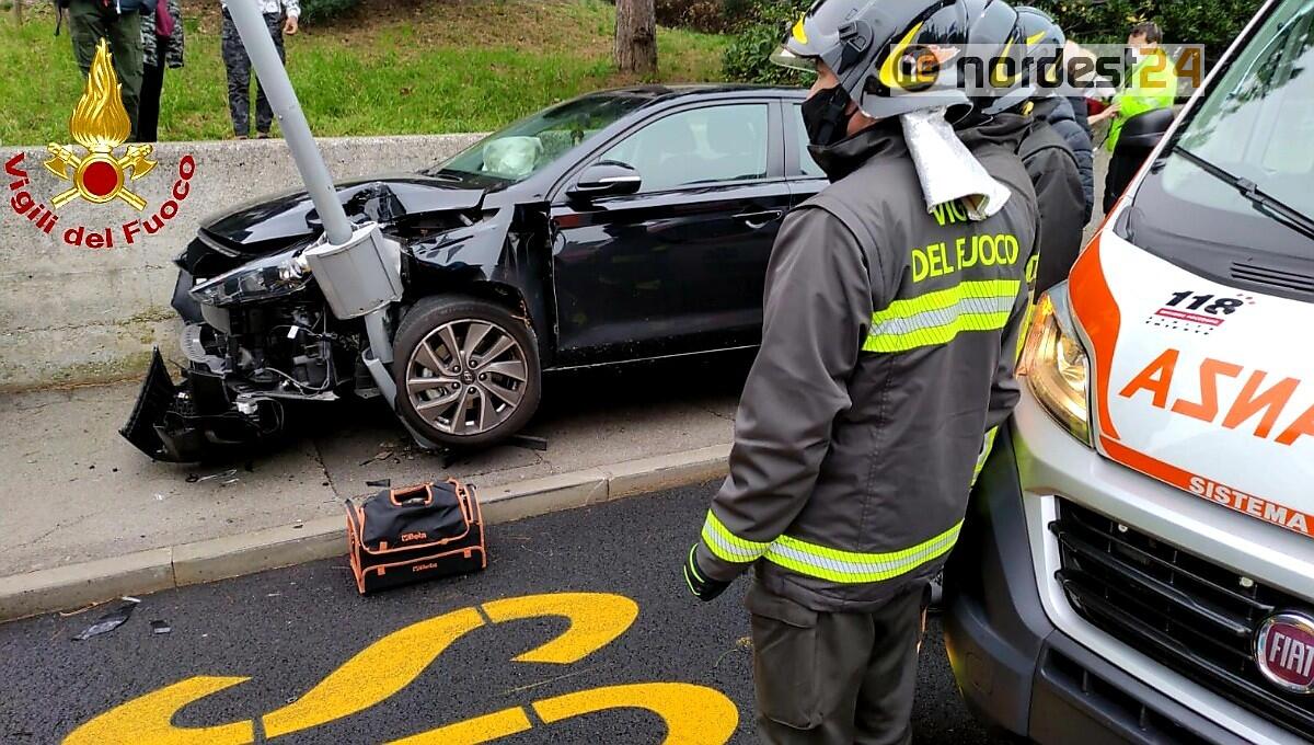 Trieste. Si schianta contro la segnaletica e ferisce 3 persone - 