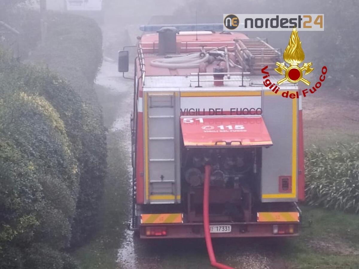 Incendio di una struttura adibita a garage:  nessun ferito - 
