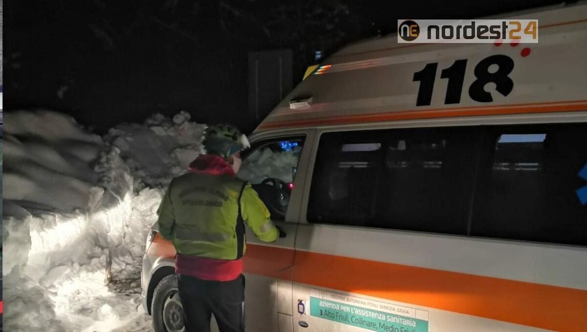 Bloccati sopra salti rocciosi a Valbruna:  recuperati con l'aiuto delle corde - 