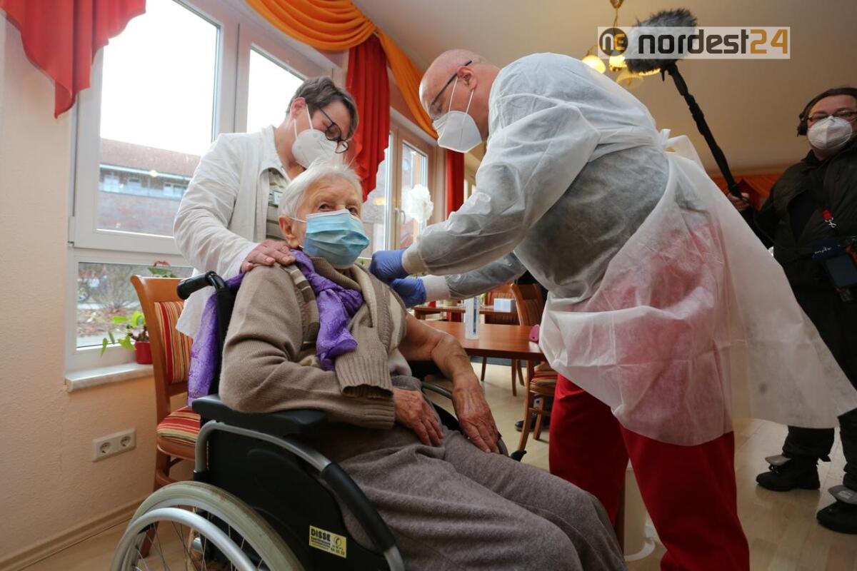 Fvg, Riccardi: a Pordenone la prima vaccinazione in una casa di riposo - 