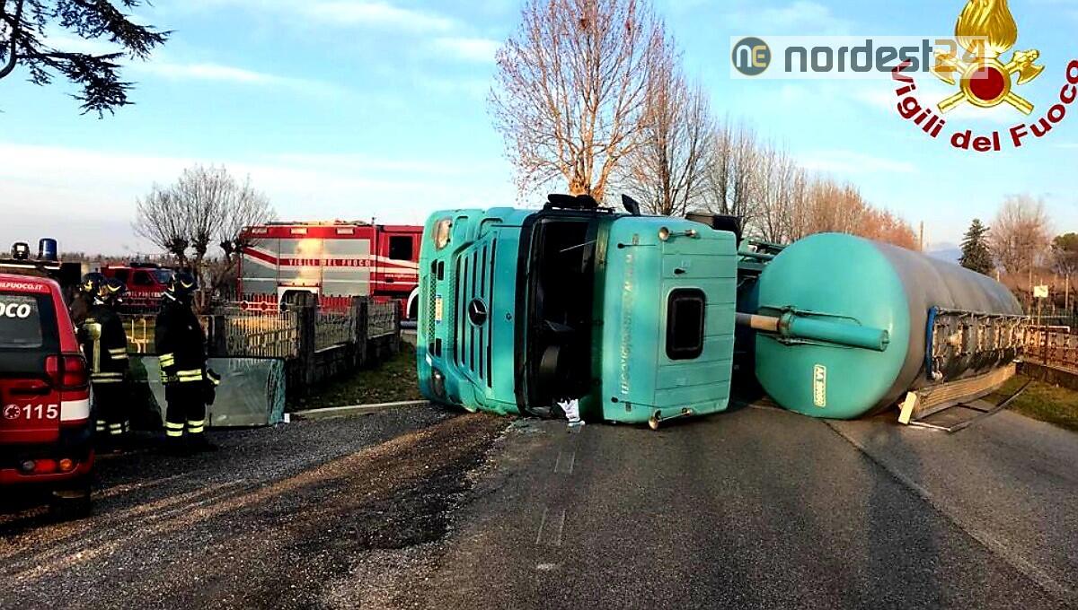 Autoarticolato carico di sabbia per vetrerie si ribalta a San Polo di Piave (TV) - 