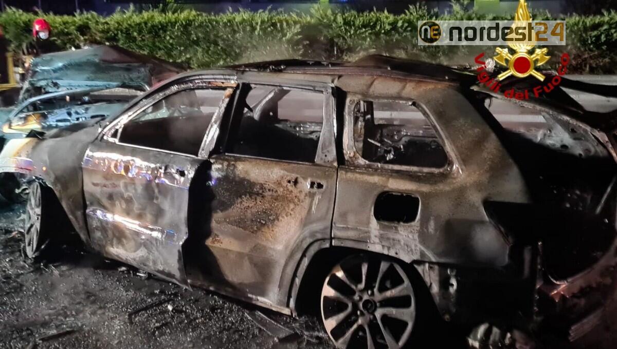 Incidente tra 3 auto in A4, due si incendiano: un morto carbonizzato - 