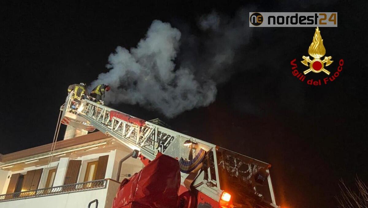 A fuoco la canna fumaria: i pompieri evitano l'estensione delle fiamme alla casa - 
