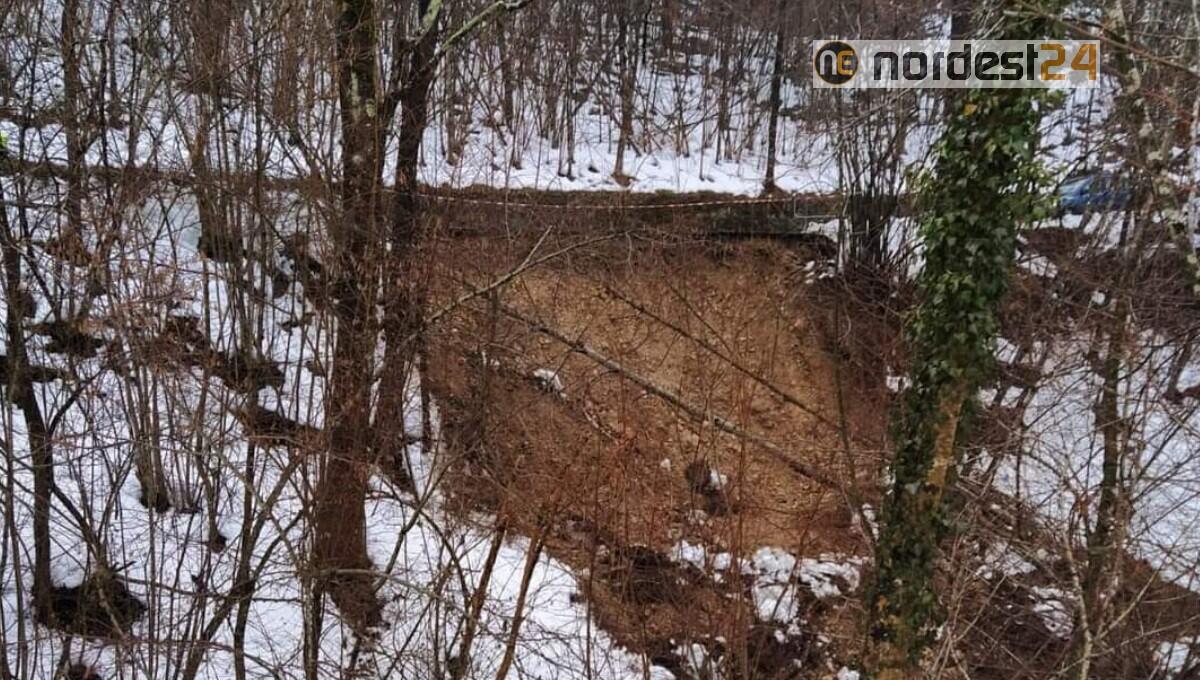 Maltempo, smottamento: chiusa la strada comunale Tiago - Castello di Zumelle - 