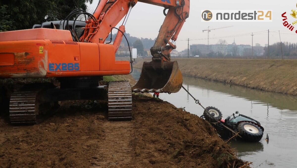Finisce nel fiume con il trattore durante i lavori di sfalcio sull'argine - 
