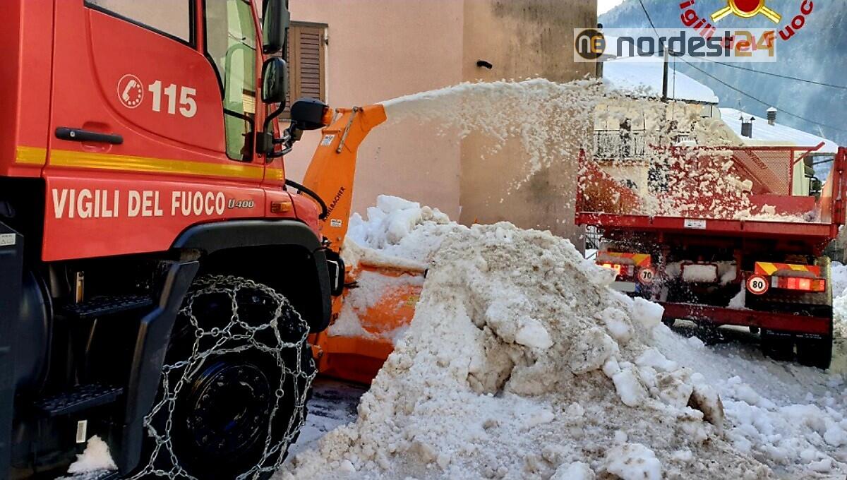 Nevicate, gran lavoro di pulizia per i vigili del fuoco - VIDEO - 