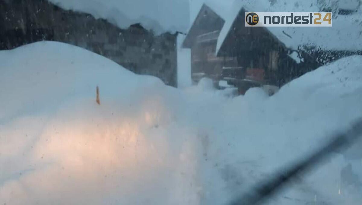 Sappada sommersa dalla neve: si lavora per liberare le strade - 