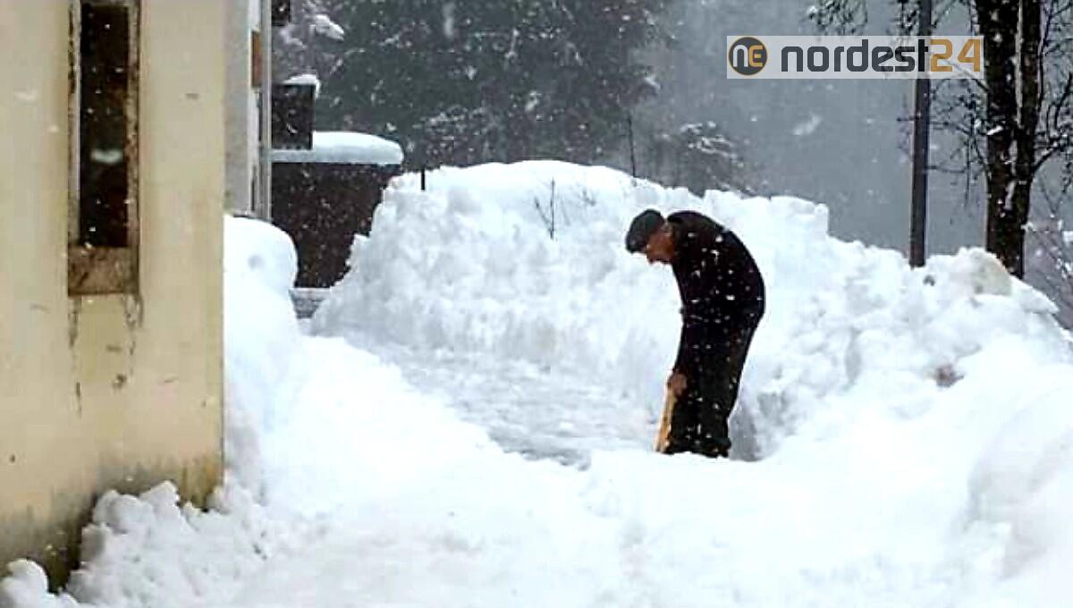 Ad 88 anni spala la neve in silenzio sulla pubblica via - 