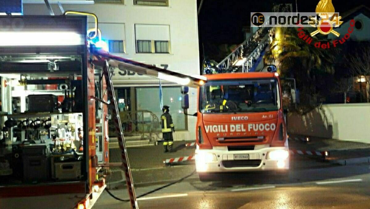 Incendio nella notte in una casa a due piani a Manzano - 