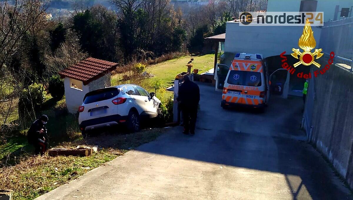 Viene travolto dall'auto parcheggiata in discesa: deceduto - 