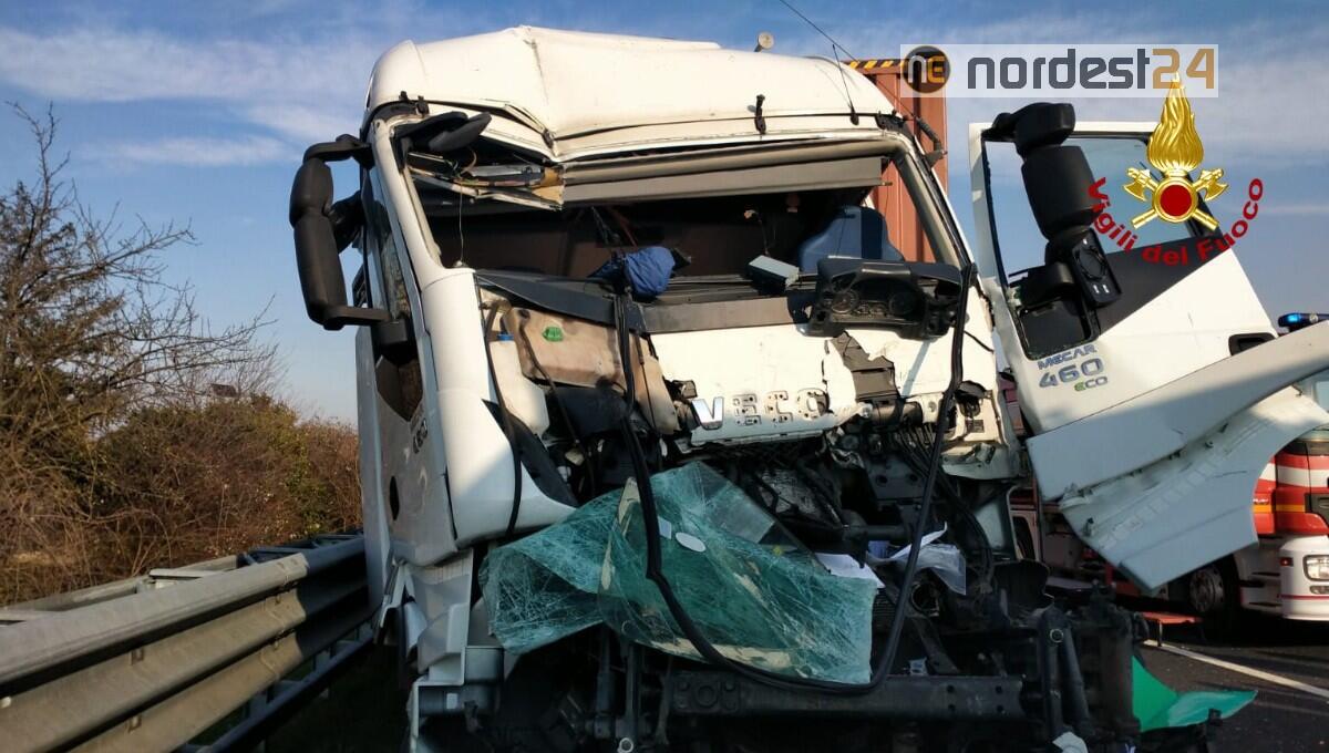 Incidente in A4 tra Portogruaro e San Stino: deceduto giovane camionista - 