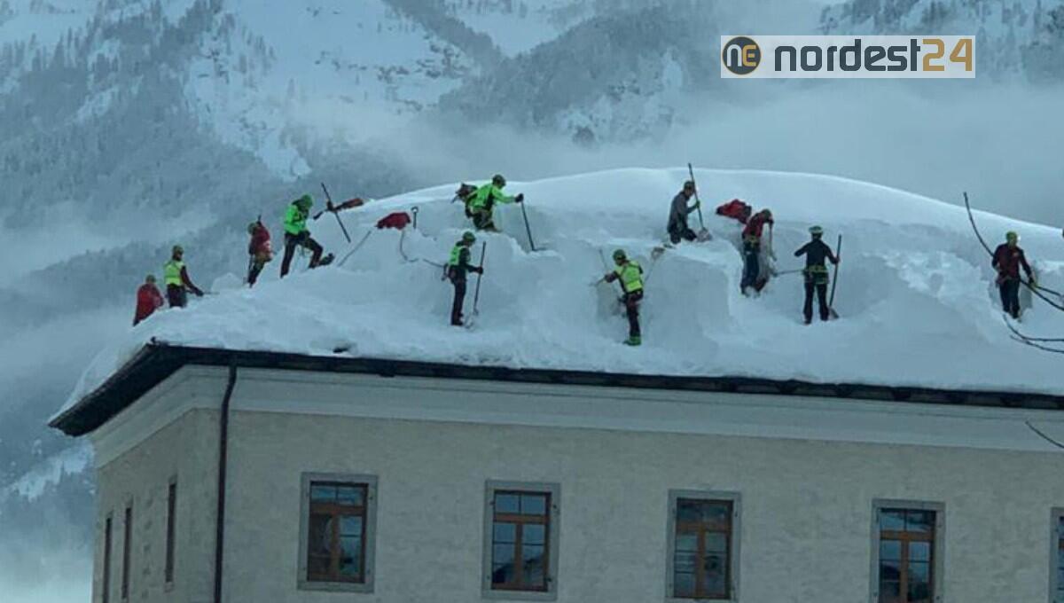 Forni di Sopra, volontari al lavoro: sui tetti neve per 1 metro e 20 cm - 
