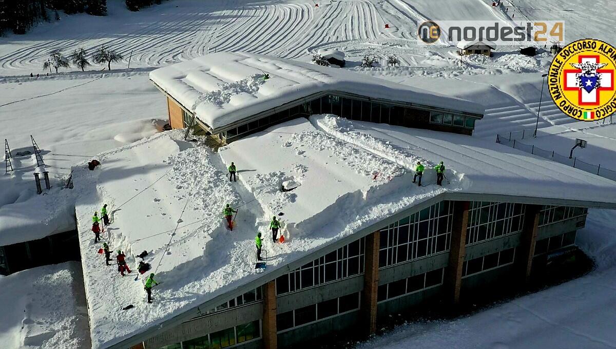 Proseguono i lavori di sgombero neve dai tetti in Carnia - FOTO - 