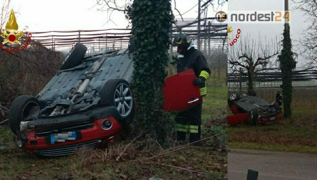 Incidente a Vivaro (Pn): finisce con l'auto ruote all'aria oltre il fossato - 