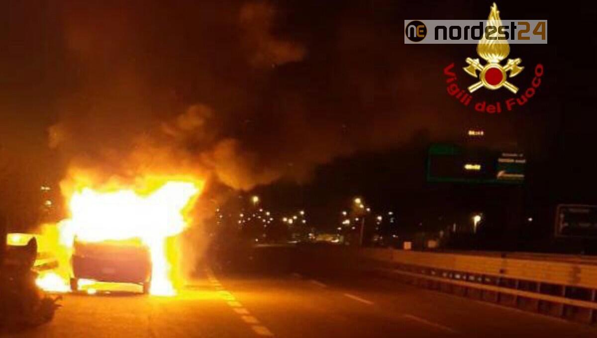 Fiat Ducato carico di materiale edile si incendia in tangenziale: distrutto - 