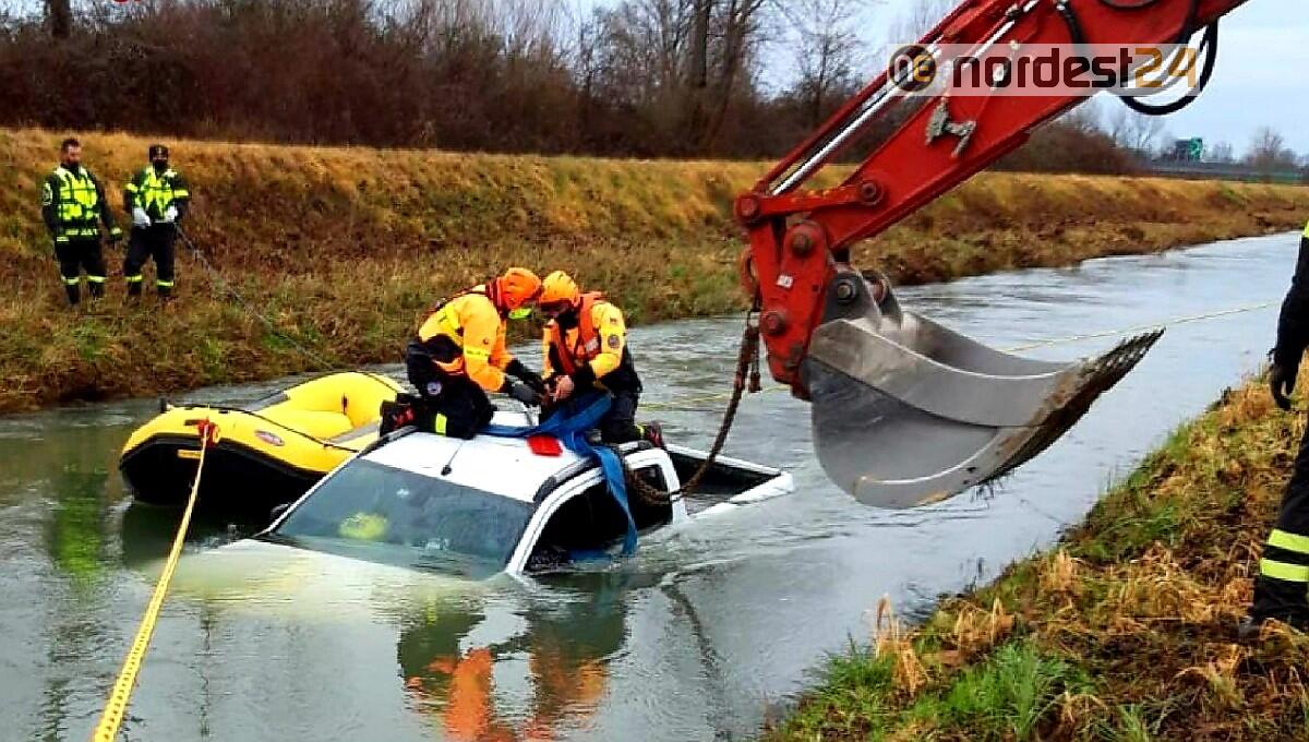 Pick-up si inabissa nel fiume a Sesto al Reghena: occupanti escono appena in tempo - 