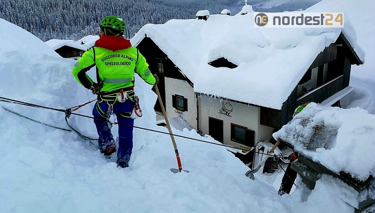 Il Soccorso Alpino nelle frazioni montane in difficoltà per sgomberare neve - 