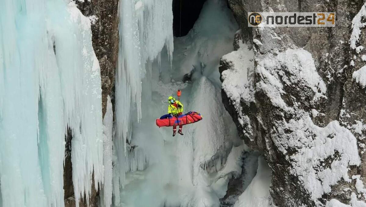 Precipita scalando una cascata di ghiaccio a Sappada - 