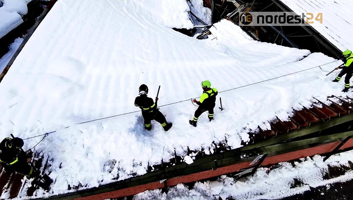 Emergenza neve, gran lavoro anche oggi per i vigili del fuoco: le foto - 
