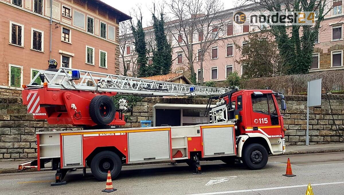 Incendio a Trieste: brucia il tetto di una palazzina nella ex-caserma di via Rossetti - 