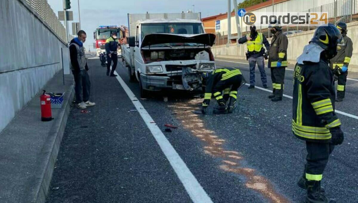 Tamponamento nel sottopasso a Fiume Veneto tra autocarro e automobile - 