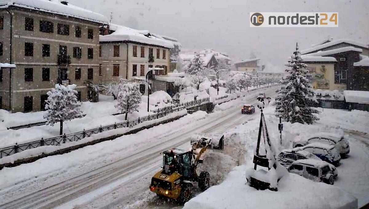 Auronzo sotto un'abbondante nevicata, il sindaco: "non utilizzate l'auto" - 