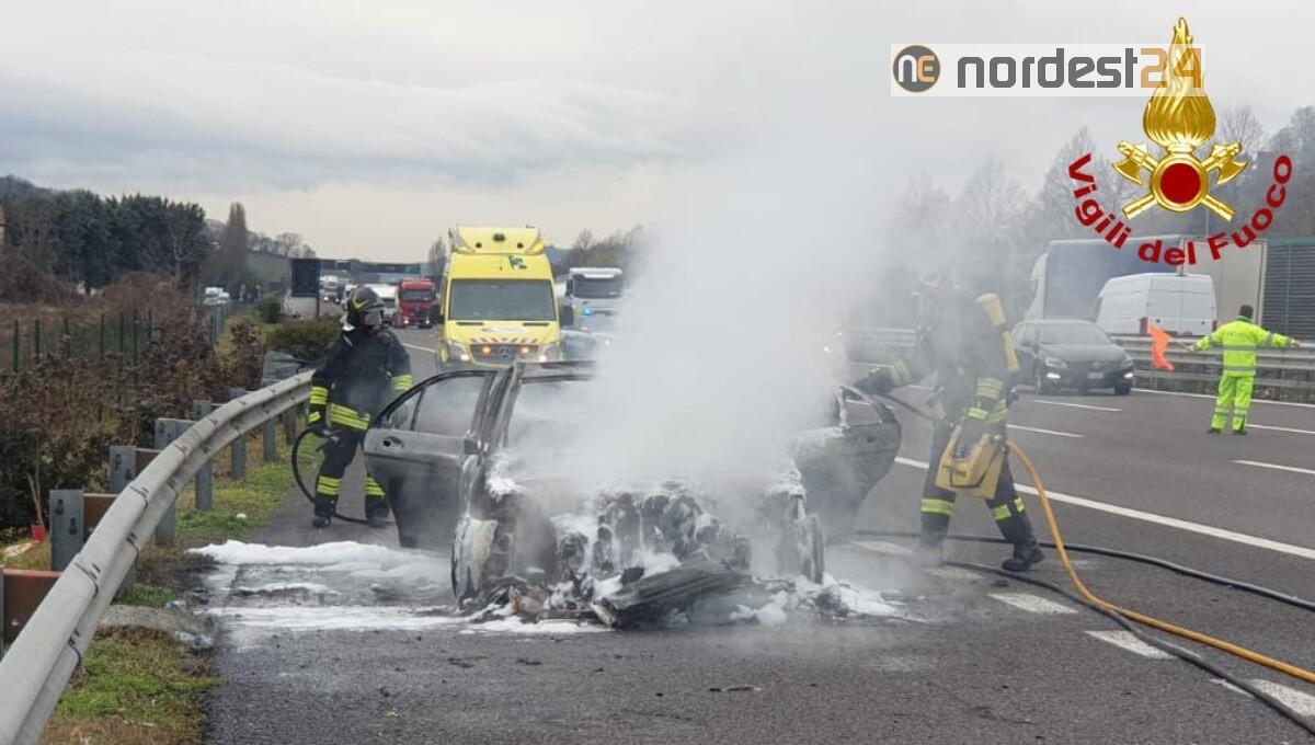 Incendio di un'auto in A4: illese le due persone a bordo - 