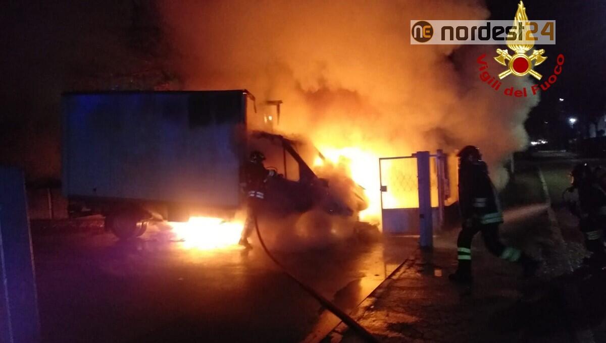 Incendio nella notte di un furgone a Marcon: nessun ferito - 